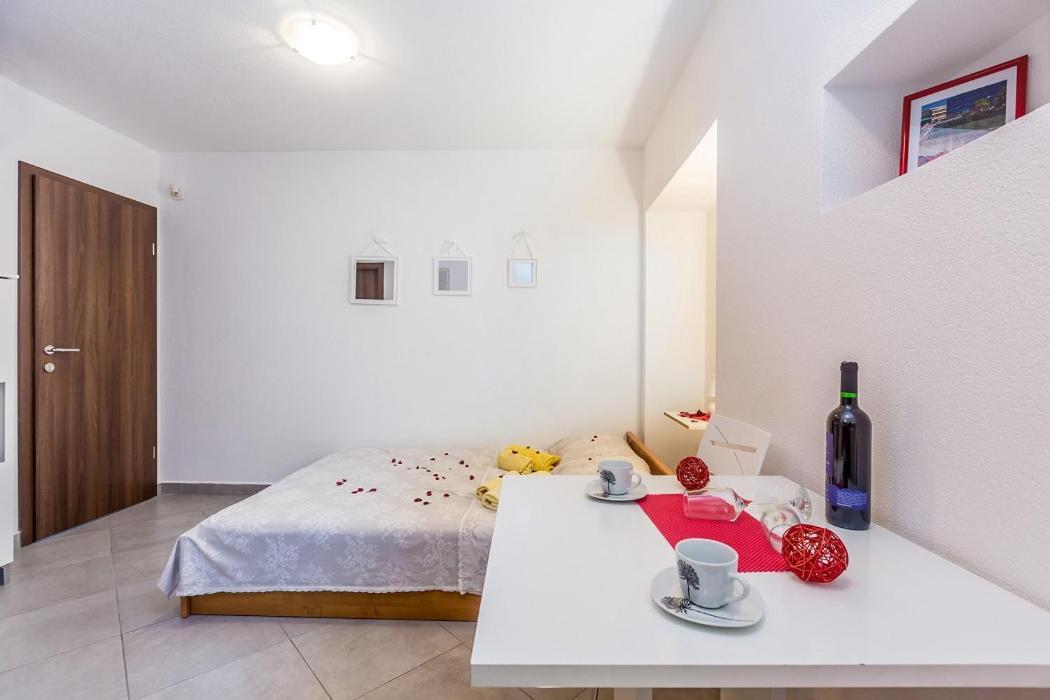 Studio Apartman U Kuci S Bazenom Baška Esterno foto