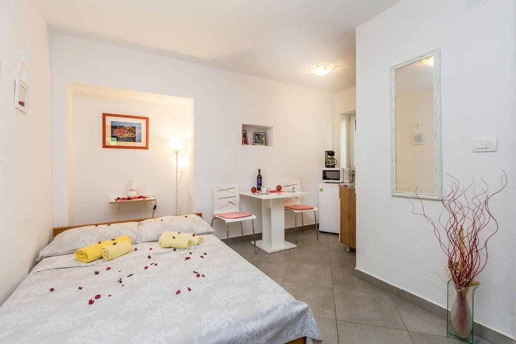 Studio Apartman U Kuci S Bazenom Baška Esterno foto