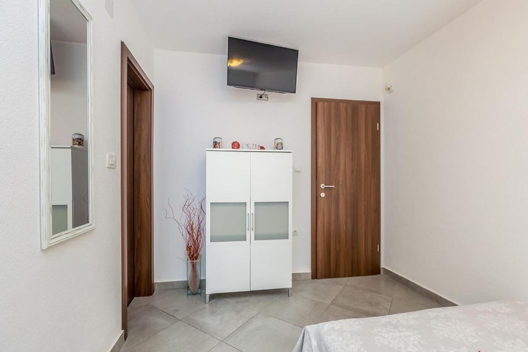 Studio Apartman U Kuci S Bazenom Baška Esterno foto