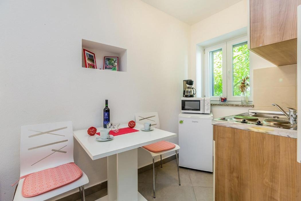 Studio Apartman U Kuci S Bazenom Baška Esterno foto
